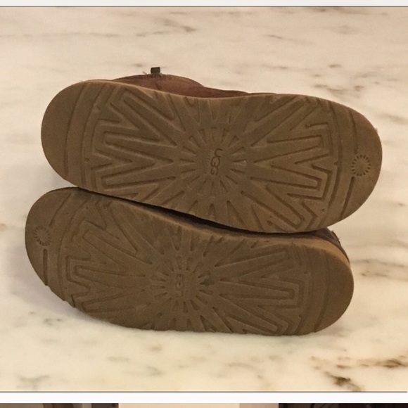 UGG, Kensington Boot - Picture 3 of 6